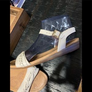 Women’s sandals size 8.5. Nurture